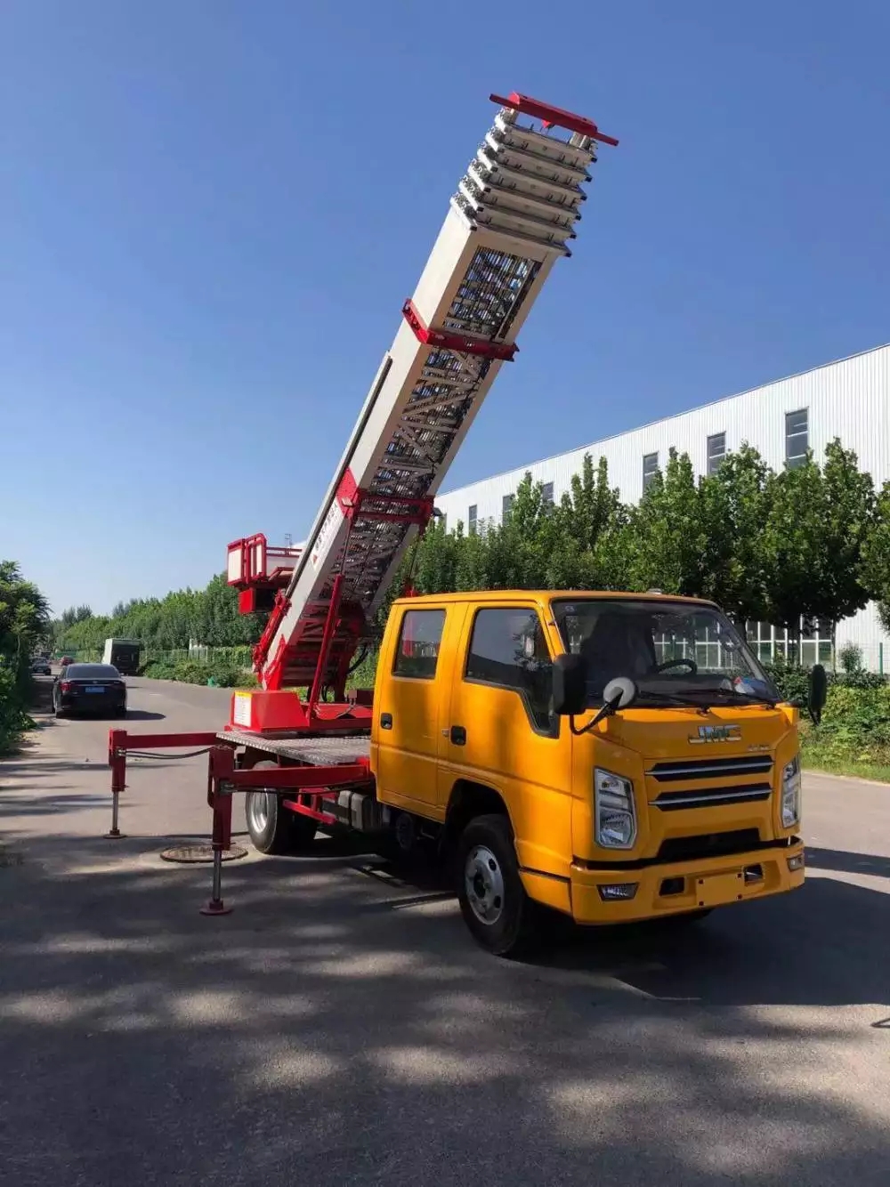 涟源附近的云梯车出租服务：轻松解决高空作业需求