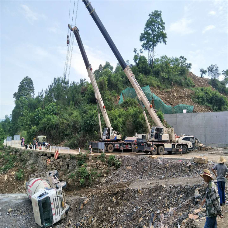 涟源汽车掉沟里叫吊车救援要多少钱
